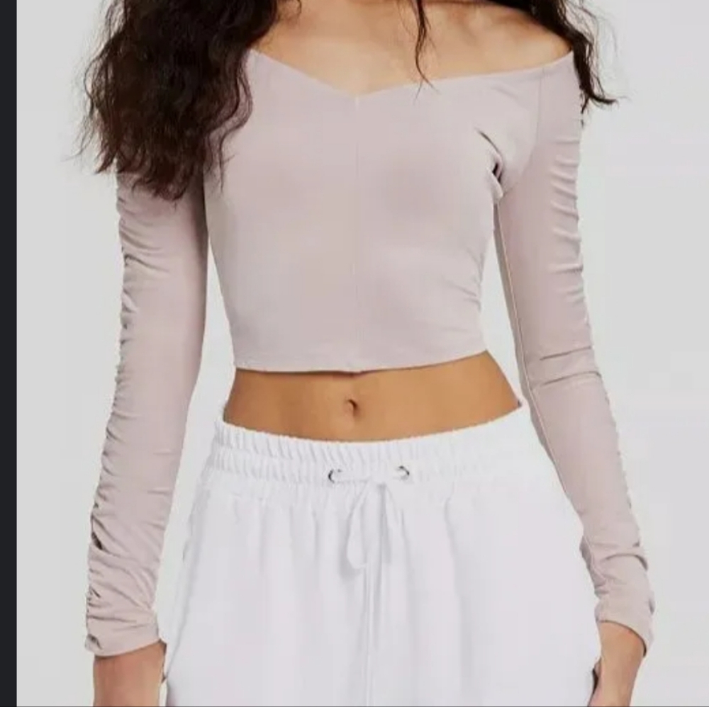 Guess Rouched On Shoulder Top - Picture 2 of 4